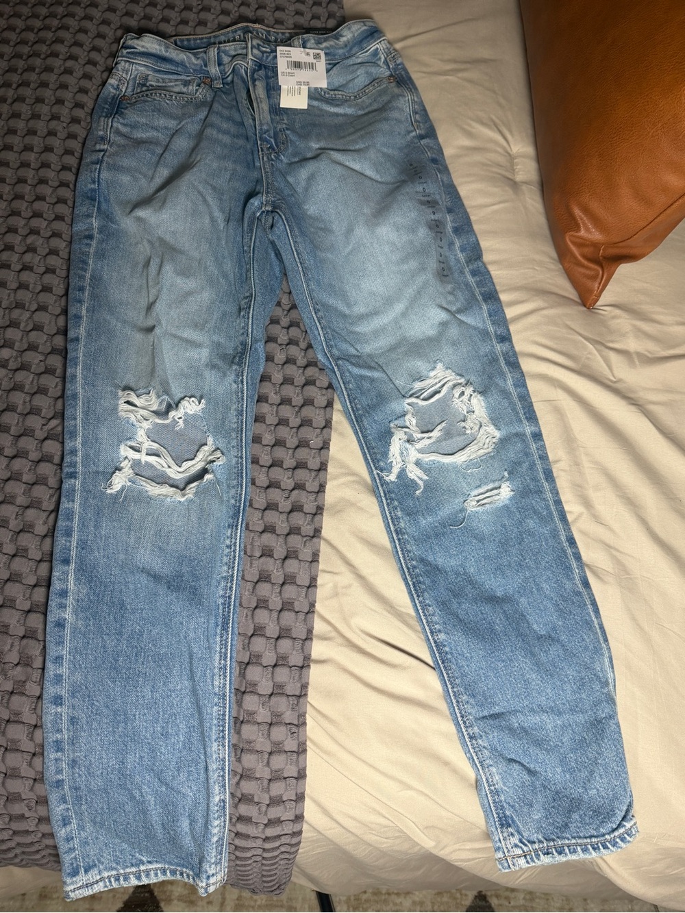 American Eagle Outfitter Mom Jean High-Rise Ripped Jeans